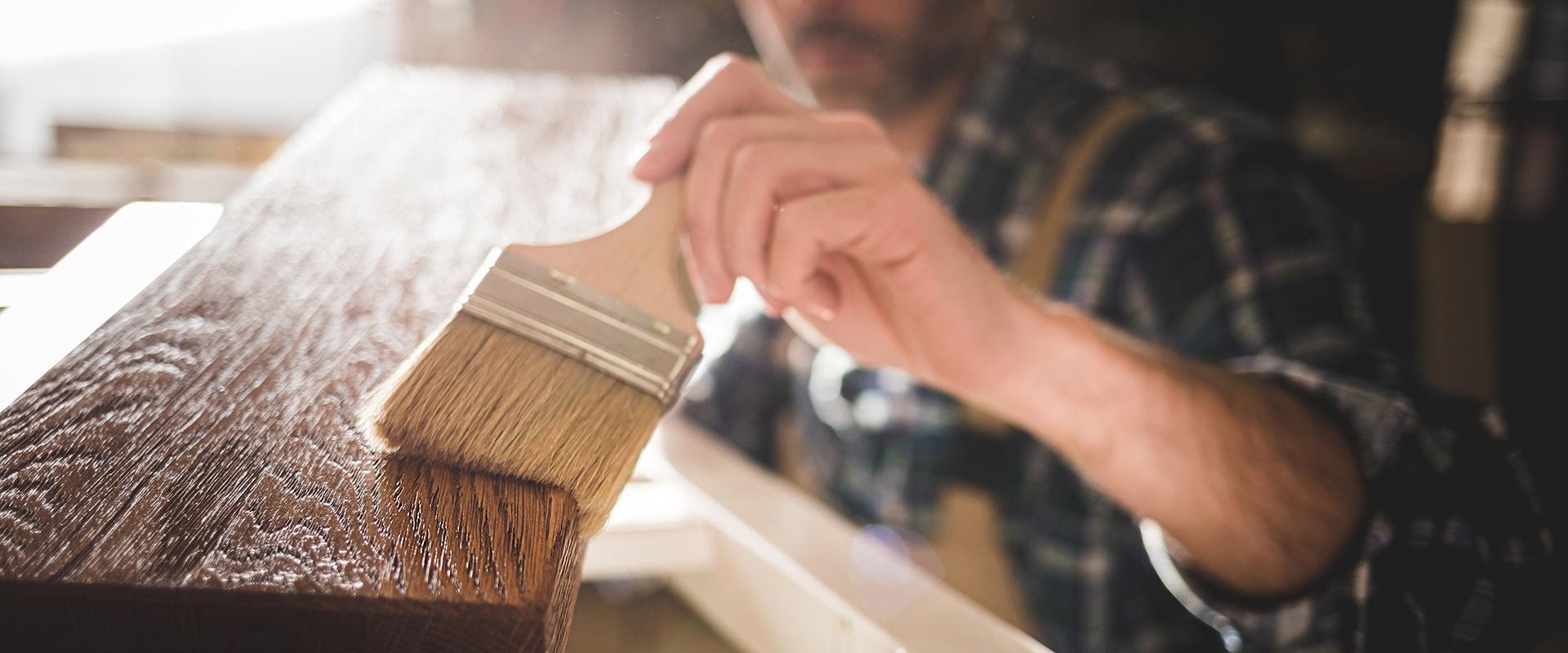 Applying wood varnish